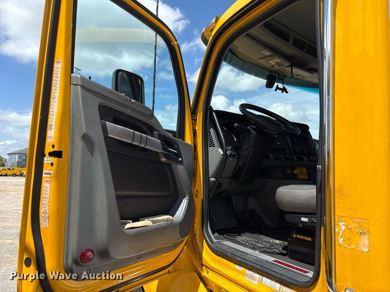 image for item EJ4829 2021 Kenworth T680 semi truck