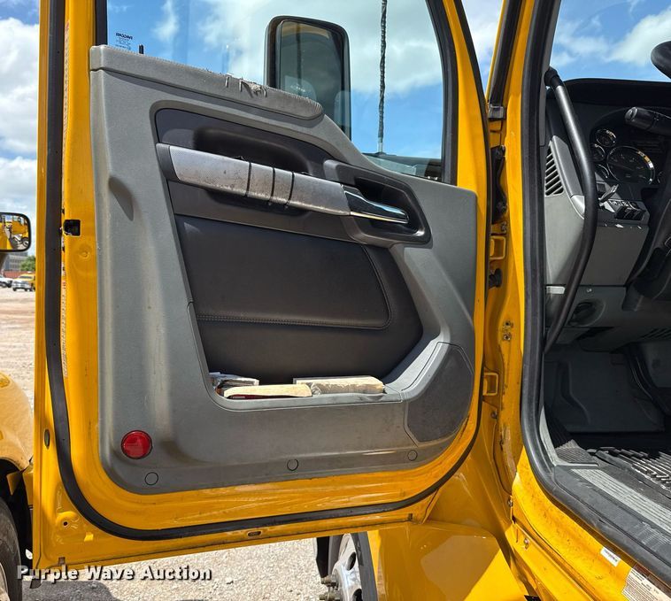 image for item EJ4829 2021 Kenworth T680 semi truck