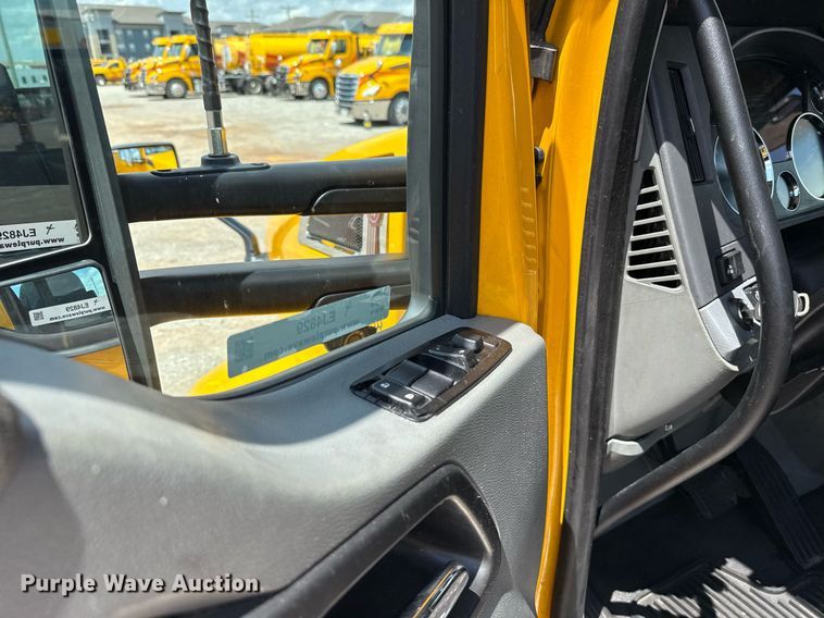 image for item EJ4829 2021 Kenworth T680 semi truck