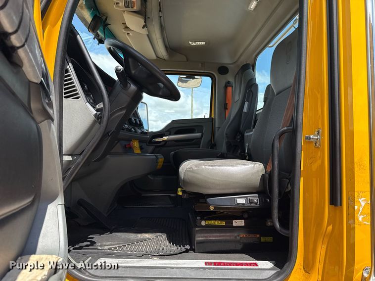 image for item EJ4829 2021 Kenworth T680 semi truck