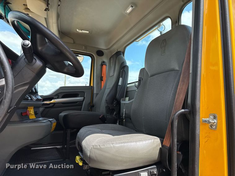 image for item EJ4829 2021 Kenworth T680 semi truck