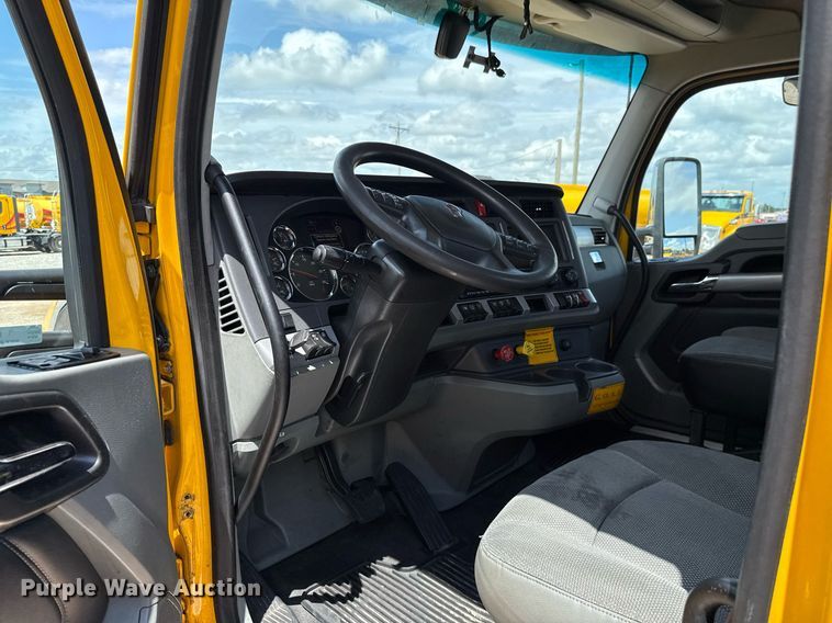 image for item EJ4829 2021 Kenworth T680 semi truck