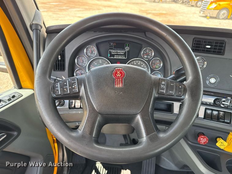 image for item EJ4829 2021 Kenworth T680 semi truck