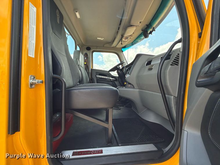 image for item EJ4829 2021 Kenworth T680 semi truck