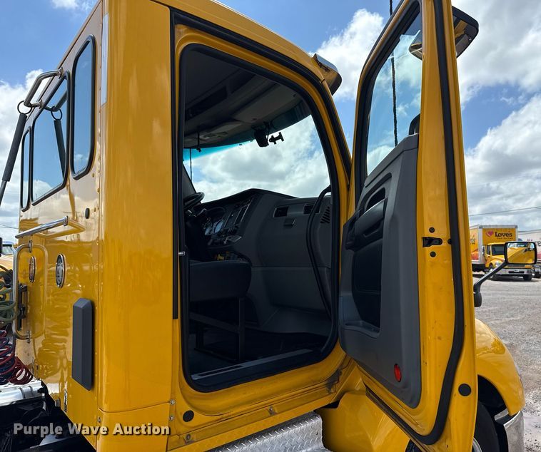 image for item EJ4829 2021 Kenworth T680 semi truck