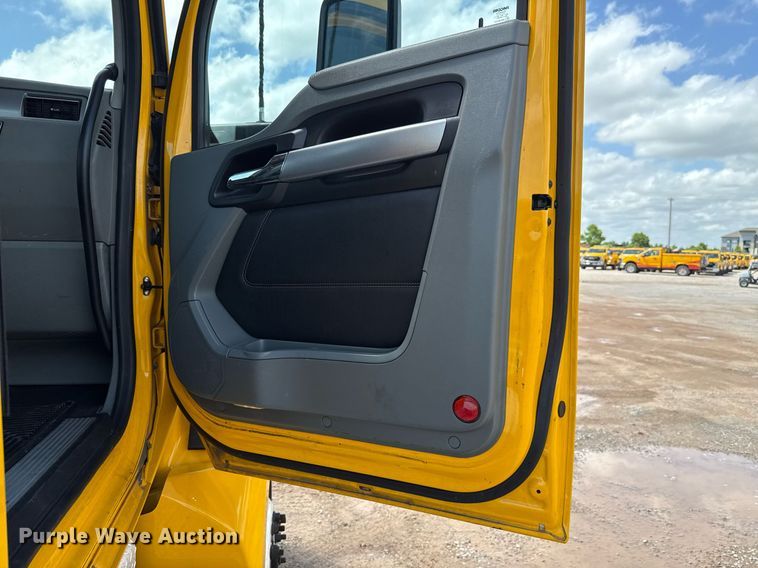 image for item EJ4829 2021 Kenworth T680 semi truck