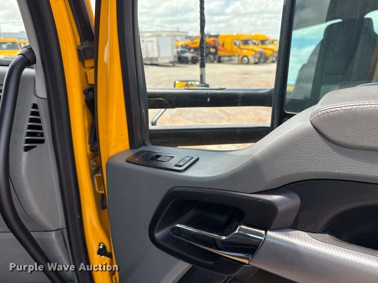 image for item EJ4829 2021 Kenworth T680 semi truck