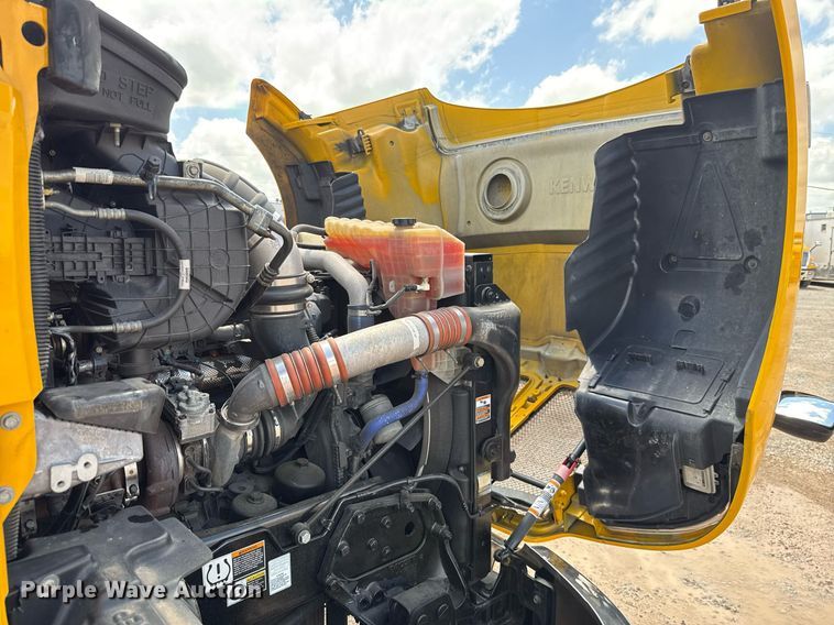 image for item EJ4829 2021 Kenworth T680 semi truck