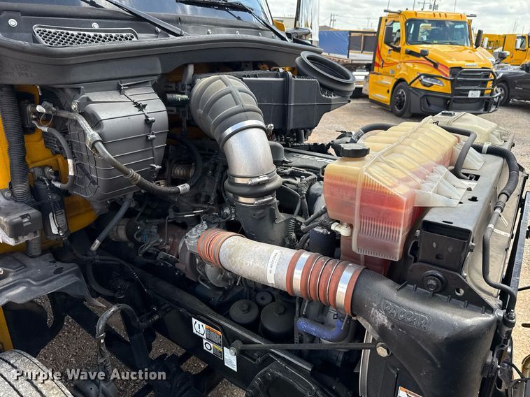 image for item EJ4829 2021 Kenworth T680 semi truck