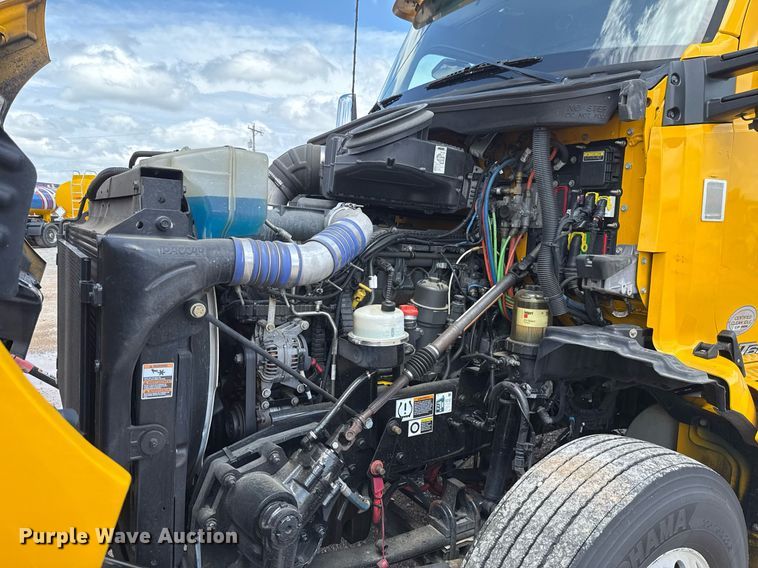 image for item EJ4829 2021 Kenworth T680 semi truck