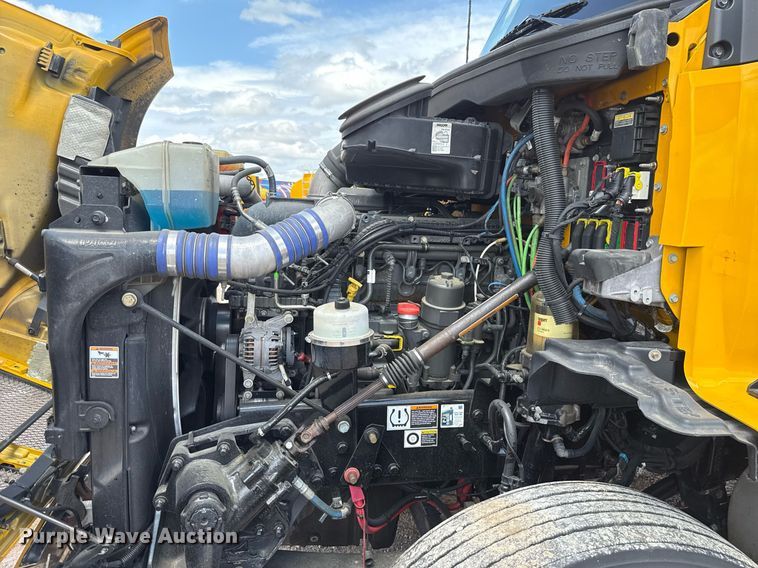 image for item EJ4829 2021 Kenworth T680 semi truck