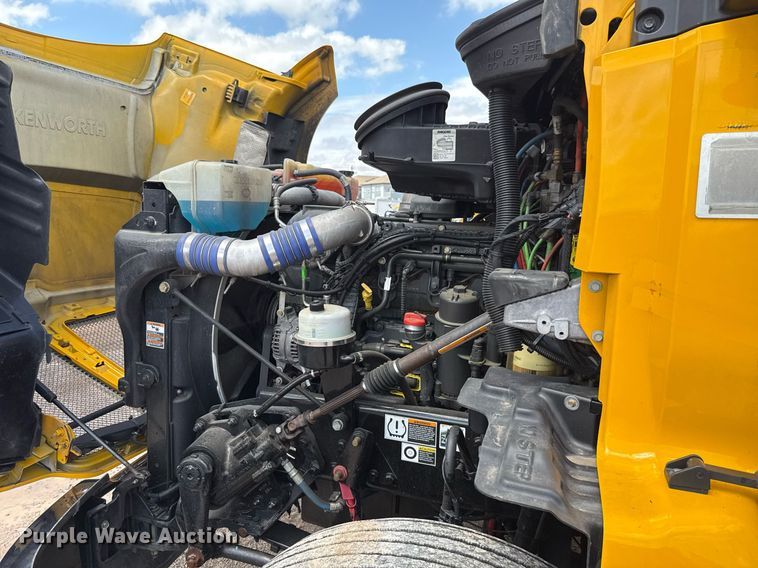 image for item EJ4829 2021 Kenworth T680 semi truck