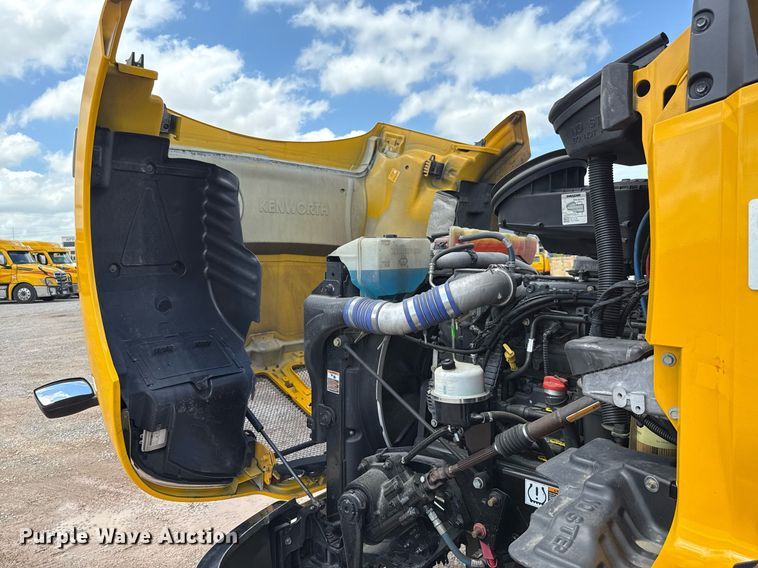 image for item EJ4829 2021 Kenworth T680 semi truck