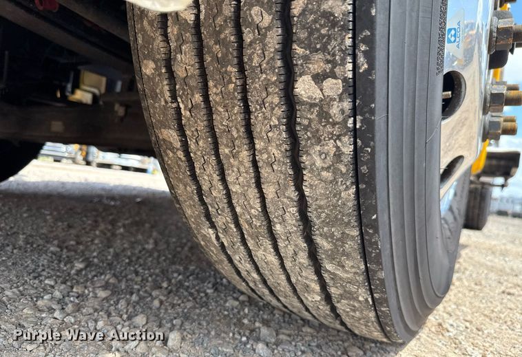 image for item EJ4829 2021 Kenworth T680 semi truck