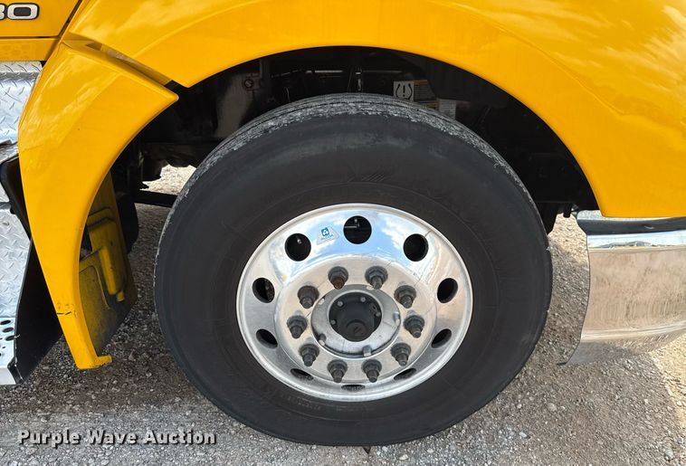 image for item EJ4829 2021 Kenworth T680 semi truck