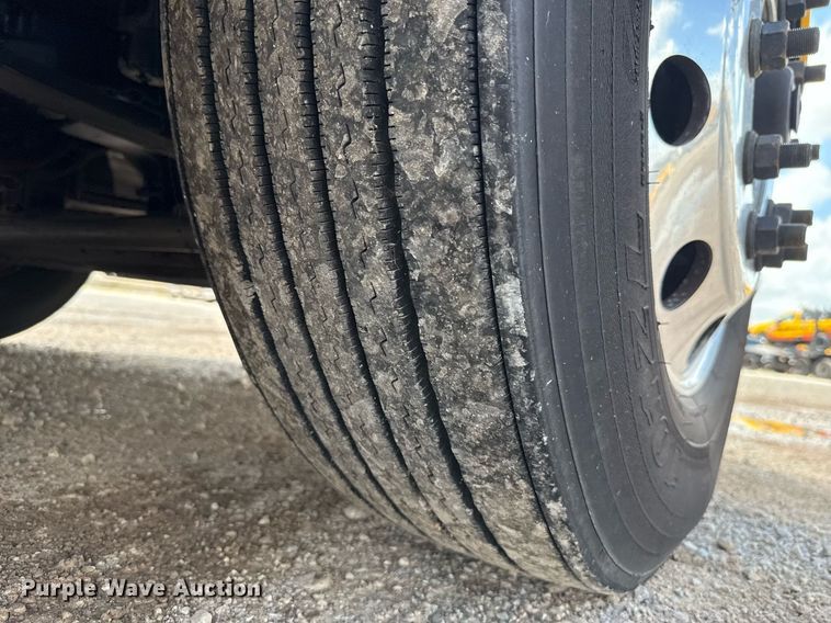 image for item EJ4829 2021 Kenworth T680 semi truck