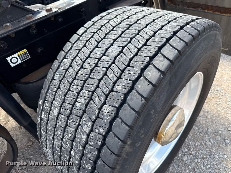 image for item EJ4829 2021 Kenworth T680 semi truck