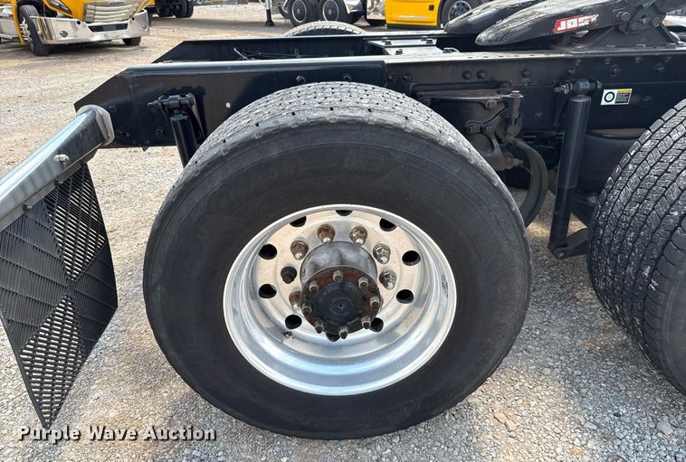 image for item EJ4829 2021 Kenworth T680 semi truck