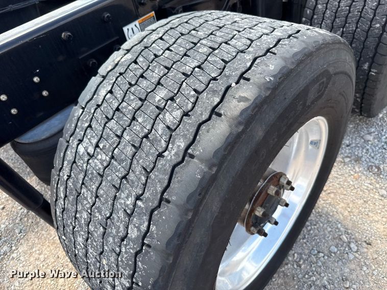 image for item EJ4829 2021 Kenworth T680 semi truck