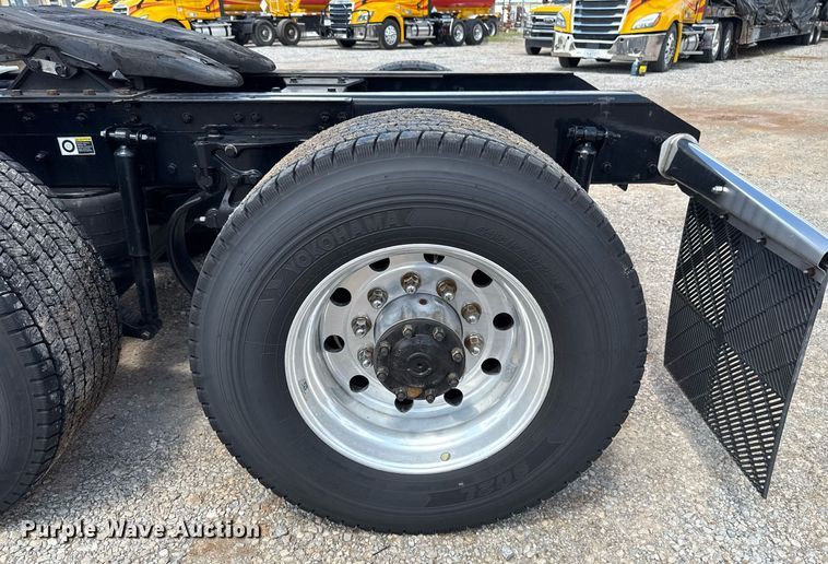 image for item EJ4829 2021 Kenworth T680 semi truck