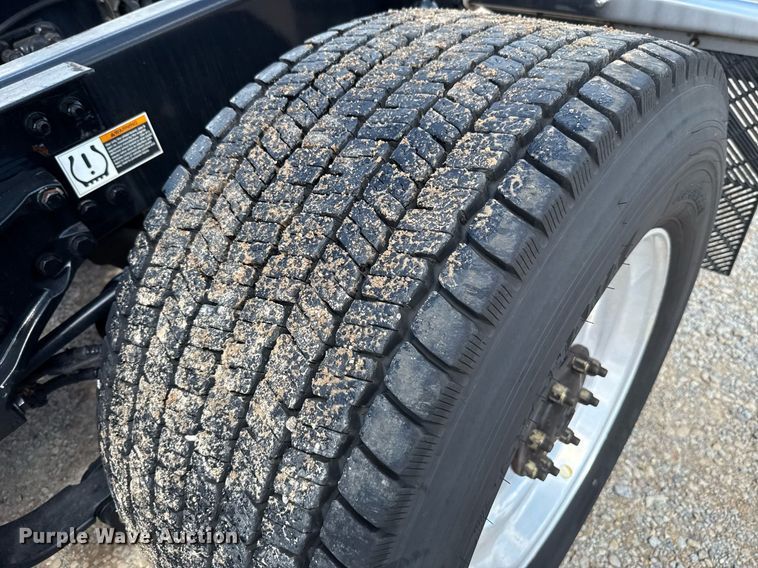 image for item EJ4829 2021 Kenworth T680 semi truck