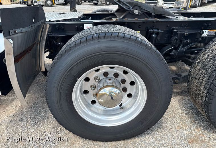 image for item EJ4829 2021 Kenworth T680 semi truck