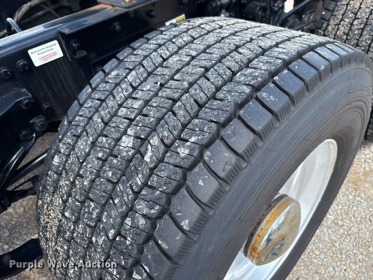 image for item EJ4829 2021 Kenworth T680 semi truck