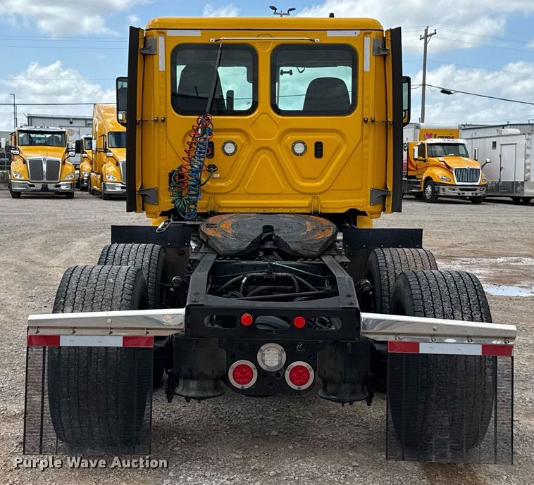 image for item EJ4830 2021 Freightliner Cascadia 126 semi truck