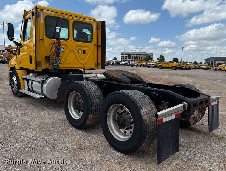 image for item EJ4830 2021 Freightliner Cascadia 126 semi truck