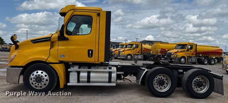 image for item EJ4830 2021 Freightliner Cascadia 126 semi truck