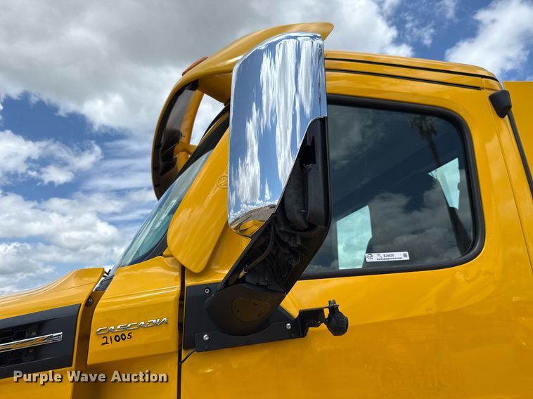 image for item EJ4830 2021 Freightliner Cascadia 126 semi truck