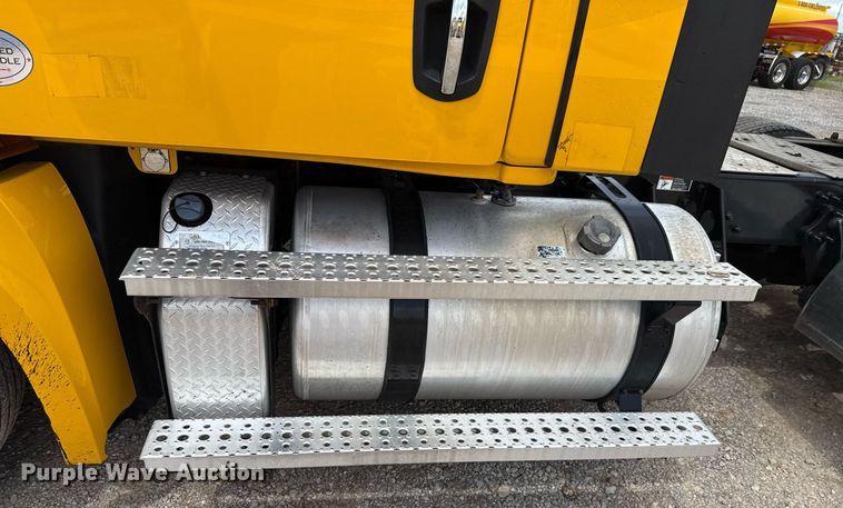 image for item EJ4830 2021 Freightliner Cascadia 126 semi truck