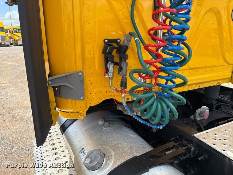 image for item EJ4830 2021 Freightliner Cascadia 126 semi truck