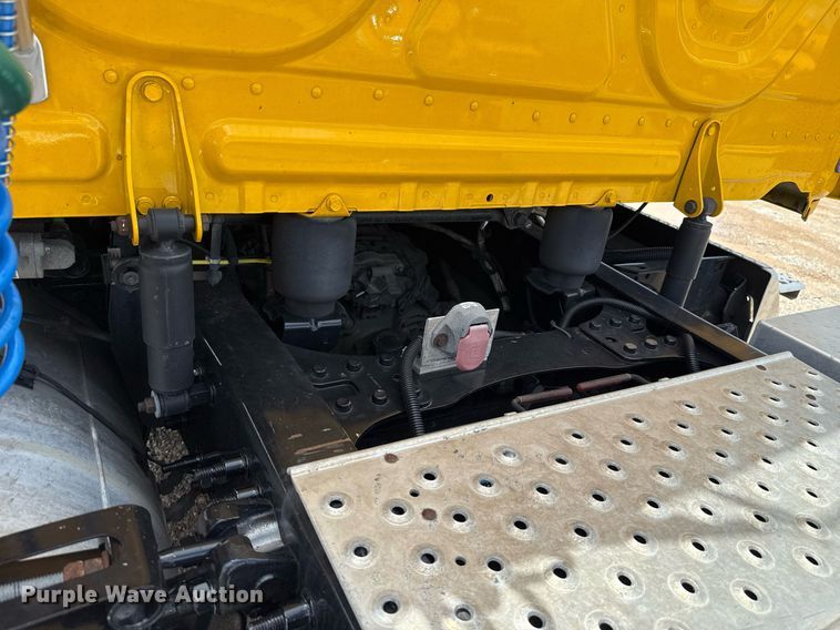 image for item EJ4830 2021 Freightliner Cascadia 126 semi truck