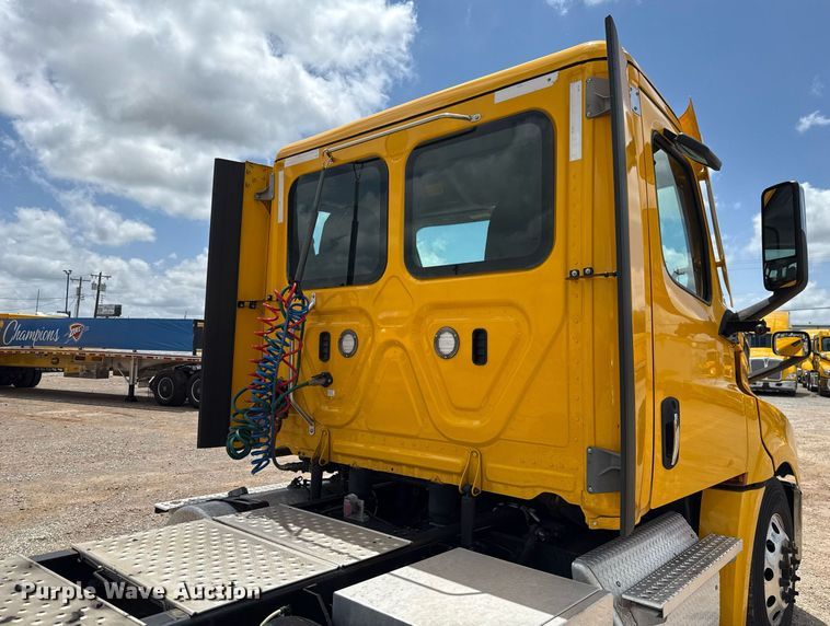 image for item EJ4830 2021 Freightliner Cascadia 126 semi truck