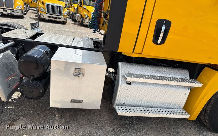 image for item EJ4830 2021 Freightliner Cascadia 126 semi truck