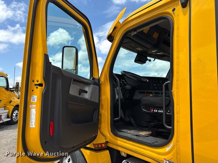 image for item EJ4830 2021 Freightliner Cascadia 126 semi truck