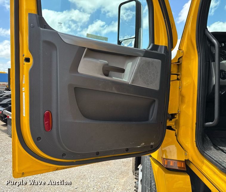 image for item EJ4830 2021 Freightliner Cascadia 126 semi truck