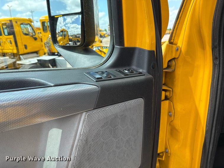 image for item EJ4830 2021 Freightliner Cascadia 126 semi truck