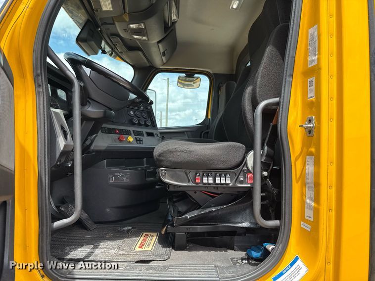 image for item EJ4830 2021 Freightliner Cascadia 126 semi truck