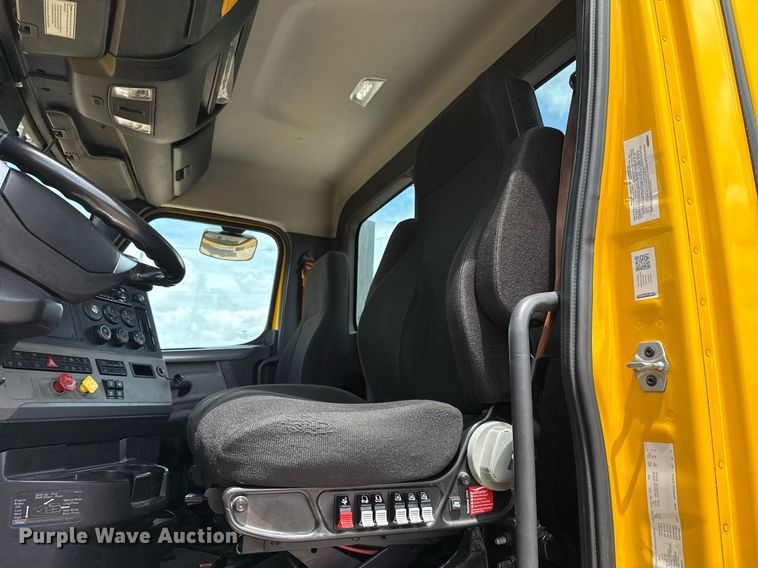 image for item EJ4830 2021 Freightliner Cascadia 126 semi truck