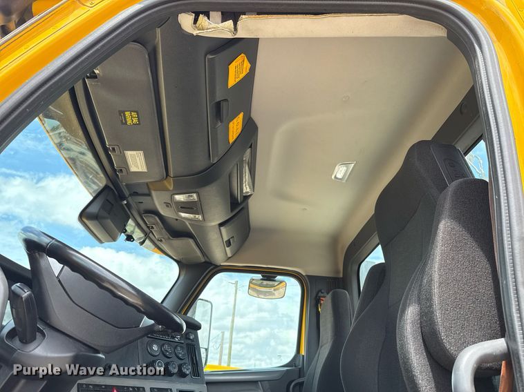 image for item EJ4830 2021 Freightliner Cascadia 126 semi truck