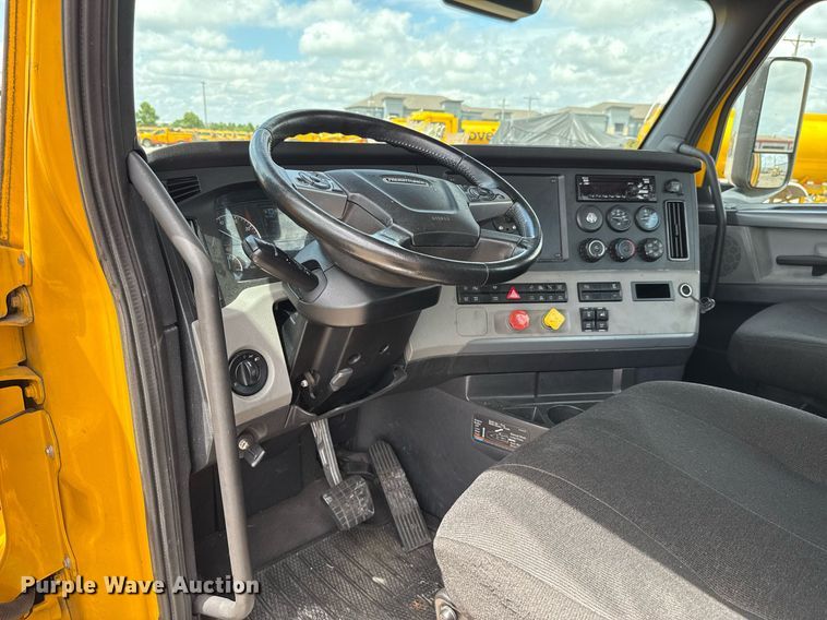 image for item EJ4830 2021 Freightliner Cascadia 126 semi truck