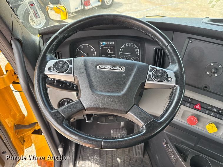 image for item EJ4830 2021 Freightliner Cascadia 126 semi truck