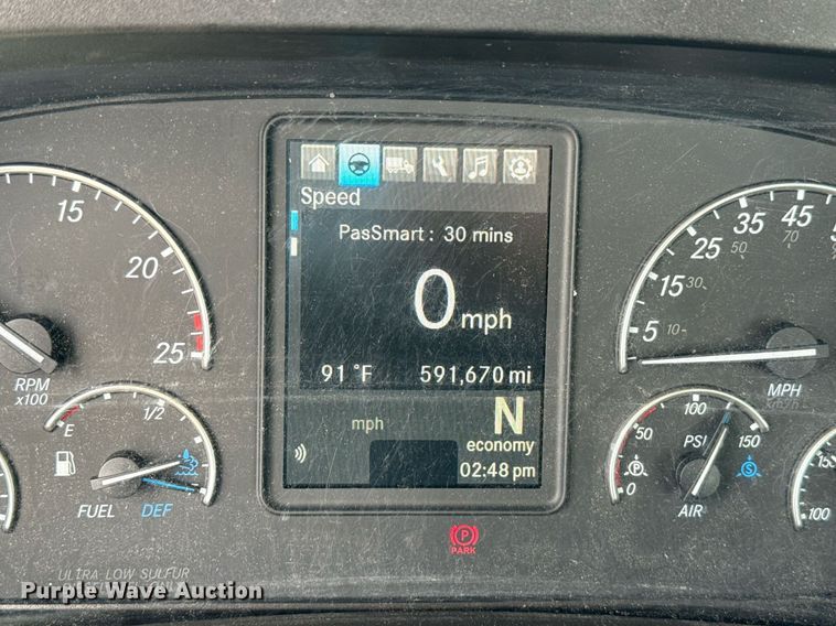 image for item EJ4830 2021 Freightliner Cascadia 126 semi truck