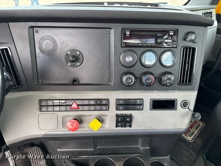 image for item EJ4830 2021 Freightliner Cascadia 126 semi truck