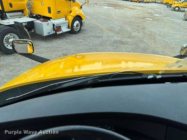 image for item EJ4830 2021 Freightliner Cascadia 126 semi truck