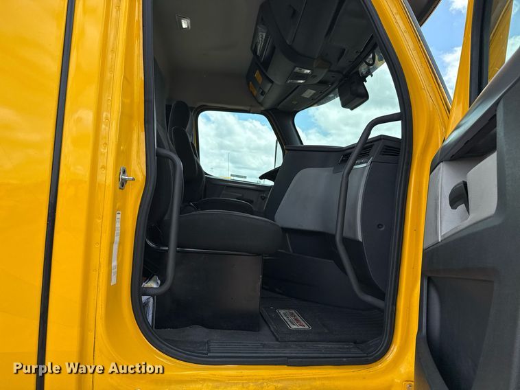 image for item EJ4830 2021 Freightliner Cascadia 126 semi truck