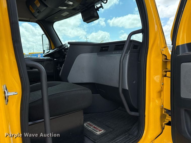 image for item EJ4830 2021 Freightliner Cascadia 126 semi truck