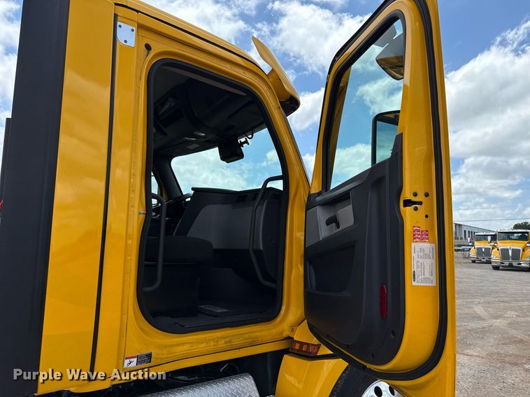 image for item EJ4830 2021 Freightliner Cascadia 126 semi truck